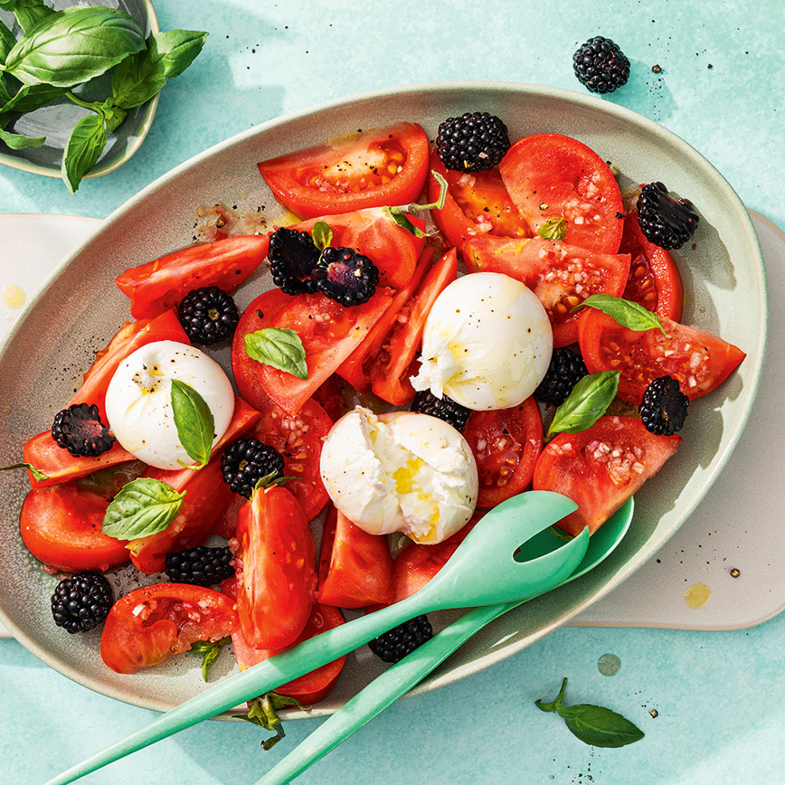 Tomaten-Brombeer-Salat mit Burrata